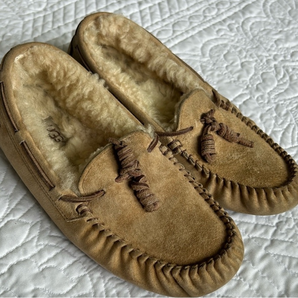 UGG •7-7.5• Chestnut Dakota Moccasin Slippers